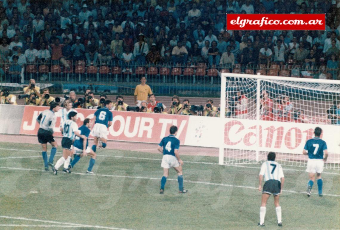 Imagen Caniggia, Maradona, Burruchaga y los pobres tanos miran cómo la pelota entra al arco italiano tras el cabezazo del Pájaro que, por una tonta amarilla, se perdió la final del Mundial.