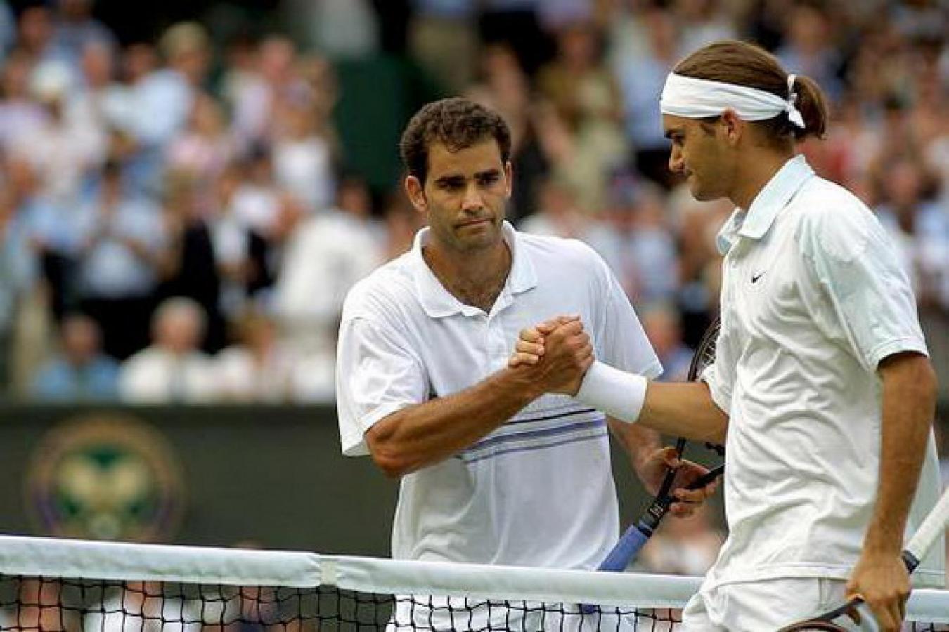 Imagen Federer saluda a su ídolo Sampras tras eliminarlo de Wimbledon.