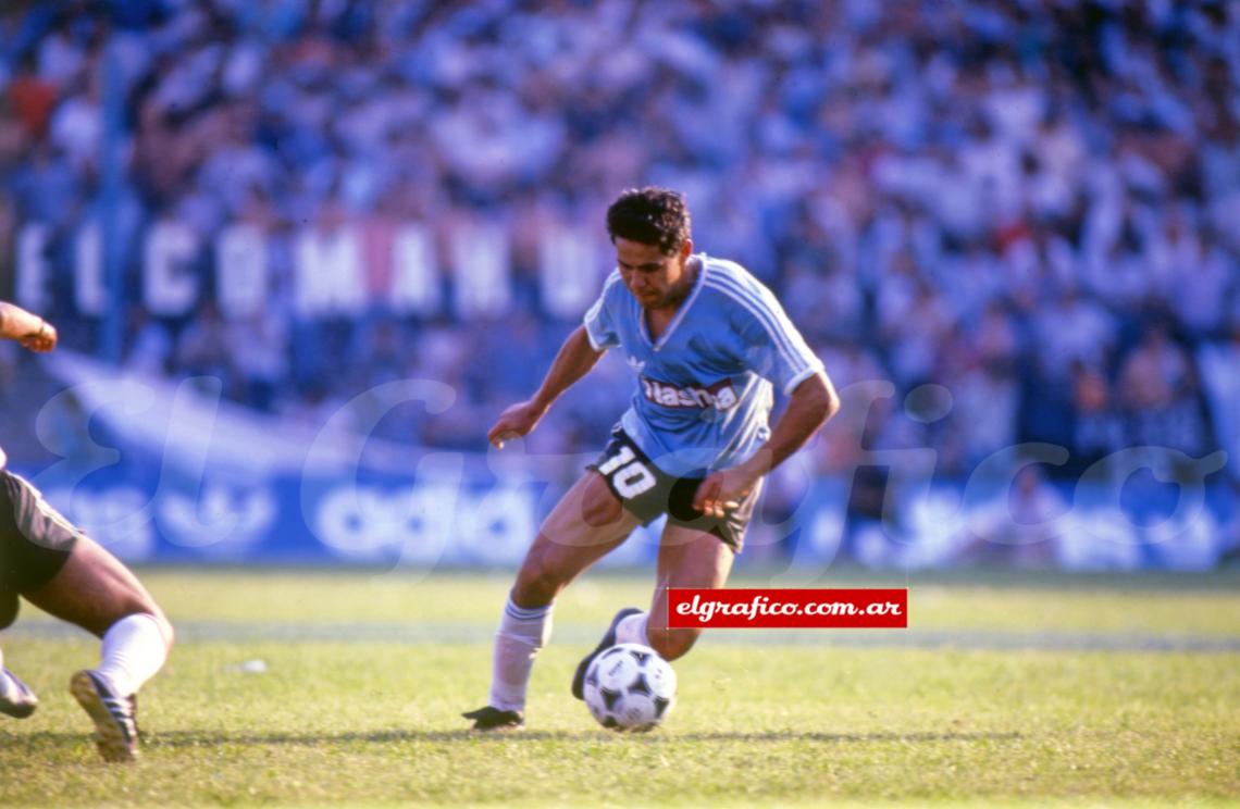 Imagen Rubén Paz decidió romper con lo establecido y se vino desde París hasta Avellanda para jugar en Racing. En 1988 ganó la Supercopa Sudamericana.