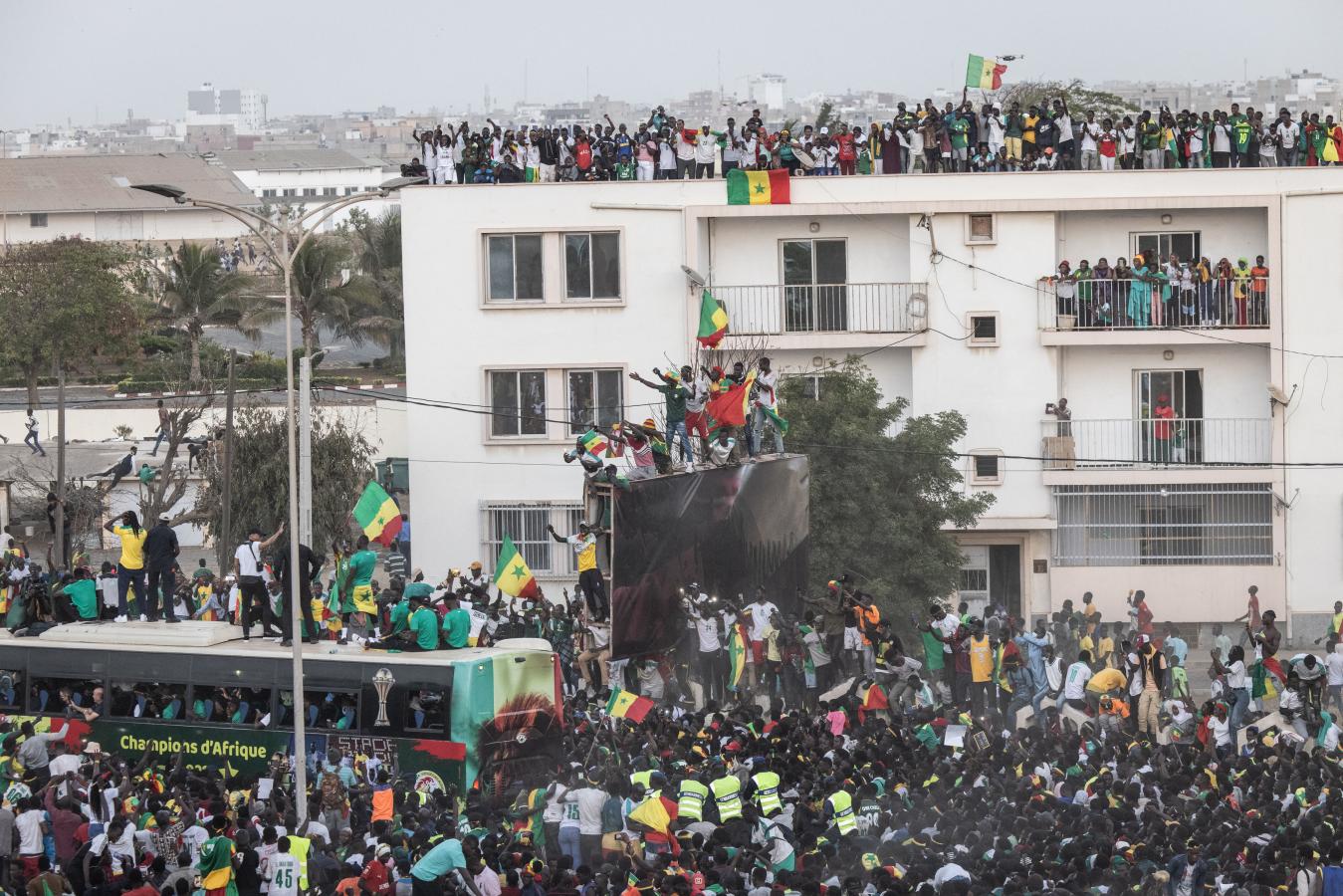 Imagen Furor en las calles de Dakar tras la conquista de la Copa África (JOHN WESSELS - AFP)