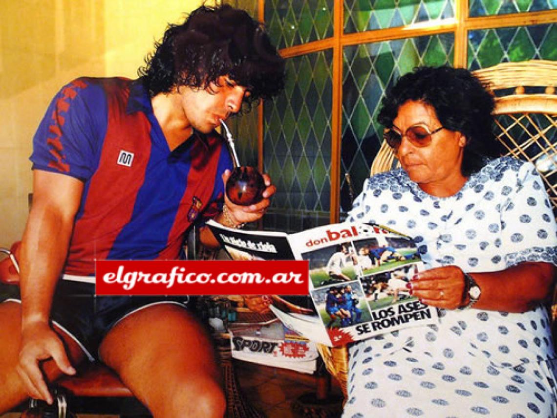 Imagen 1983. Maradona y su madre en España, cuando hacia reposo por la grave lesión sufrida en Barcelona.