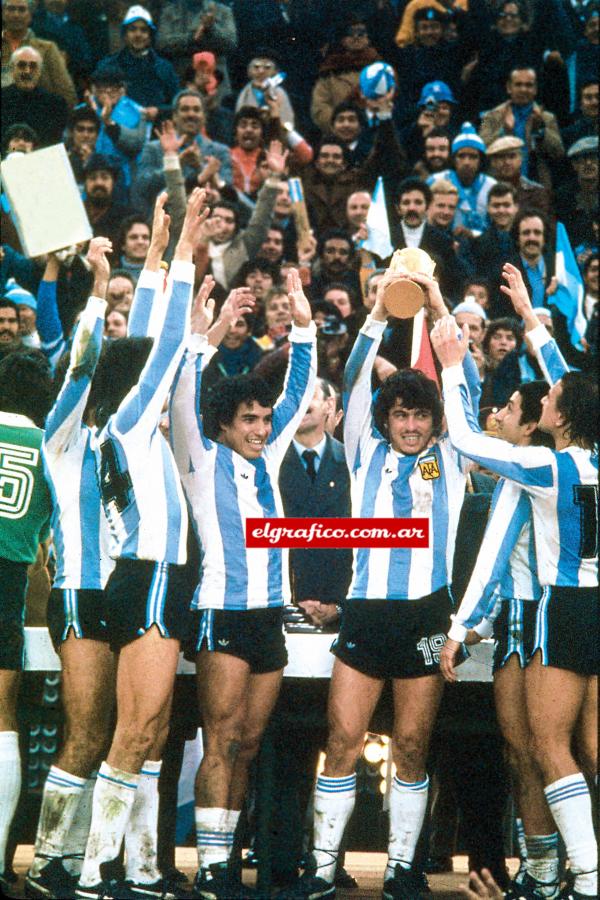 Imagen Passarella levanta la Copa del Mundo. Argentina tocó el cielo con las manos.