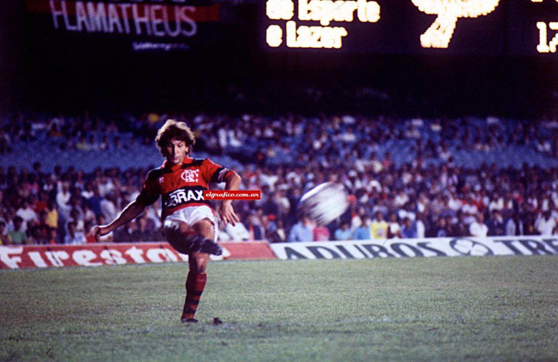 Imagen Zico es una de las máximas glorias de Flamengo, donde disputó 584 partidos y convirtió 401 goles.