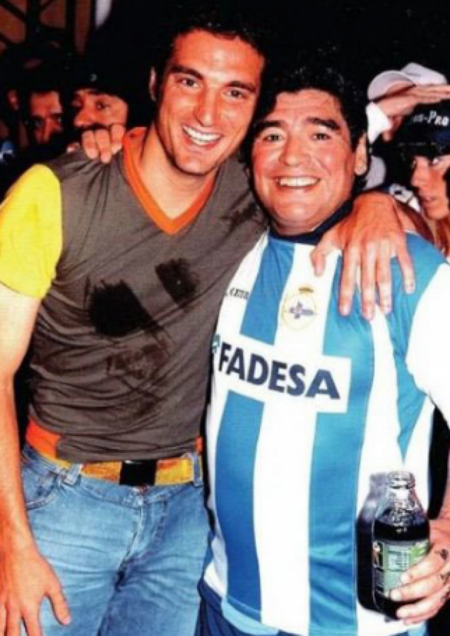 Imagen Maradona celebró la Liga de Deportivo La Coruña en 2000 como un hincha más