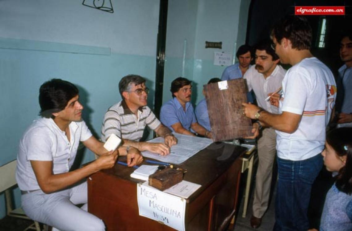 Imagen Ubaldo Fillol preside la mesa, atrás está Anibal Fernández.