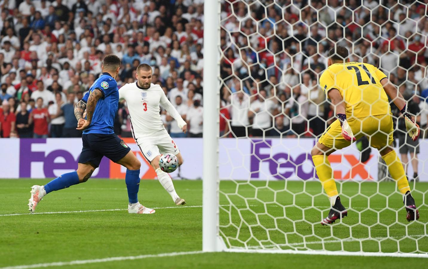 Imagen Luke Shaw está a punto de anotar el 1-0 en Wembley, marcando el gol más rápido en la historia de una final de Eurocopa. Foto: @UEFAcom_es
