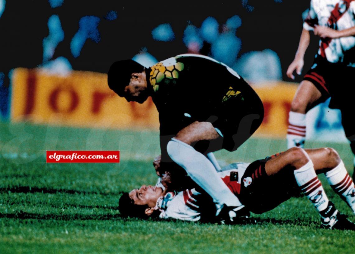 Imagen José Luis Chilavert de Vélez, presiona el cuello de Marcelo Gallardo, el gesto de desesperación del volante de River lo dice todo. Un disparate que el árbitro no vio.
