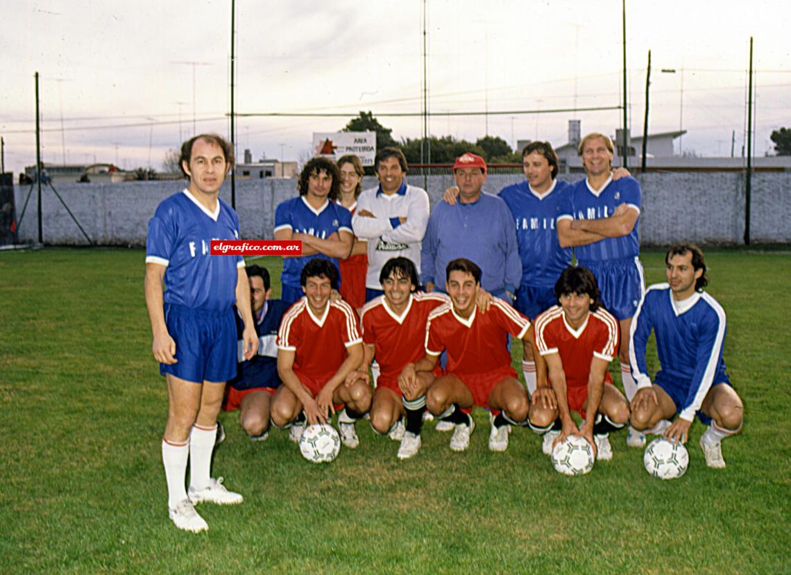 Imagen Posando delante de los amigos. Bolita, Bertoni, Trossero. Abajo: Tapia, Saggioratto, Alfaro Moreno, Stafuza y Hernán Bochini.