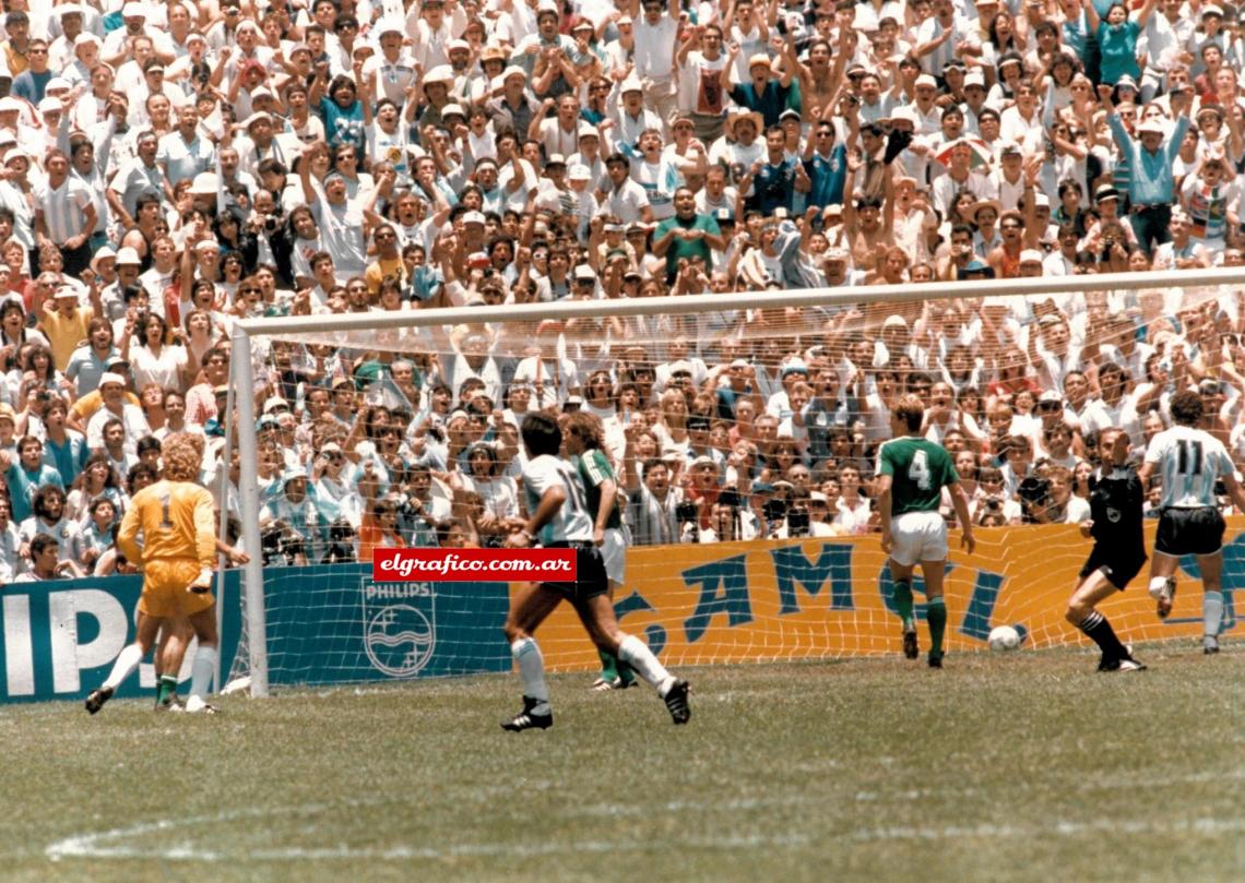 Imagen La pelota está en el fondo arco, el árbitro Arpi Filho señala el centro del campo, detrás , los argentinos en la tribuna comienzan a festejar el gol.