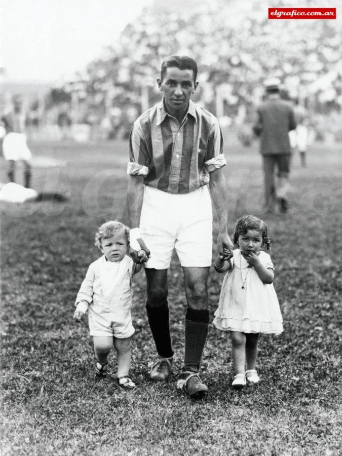 Imagen Diego García posa para El Gráfico con sus dos hijos. “Soy sanlorencista de alma y fui hincha antes que jugador”. Hábil y letal delantero, fue campeón como jugador (1927 y 1933) y técnico.