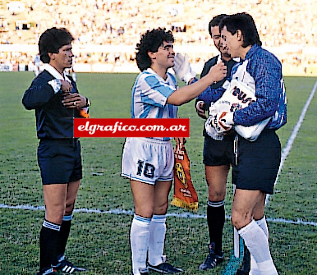 Imagen Saludo entre los capitanes de las selecciones de Argentina y Chile. Maradona y Rojas.