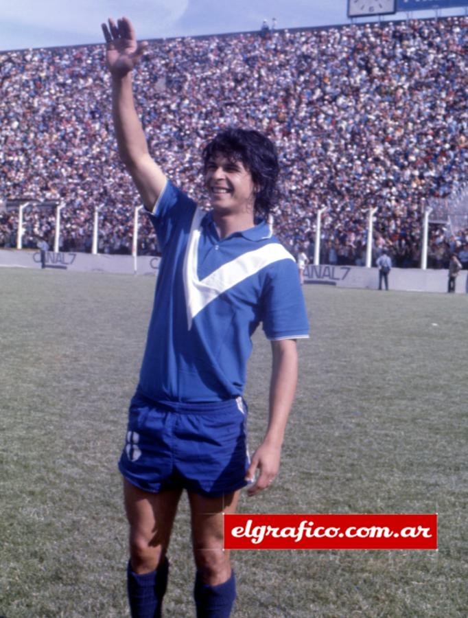 Imagen Jugó en Vélez hasta 1977, pasó luego por Racing y terminó su carrera en colón de santa Fe.