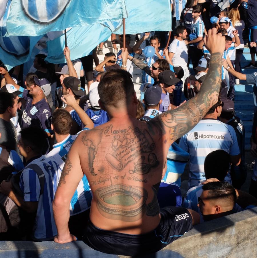 Imagen Toda la pasión del hincha reflejado en la piel. En su cuerpo tiene varios tatuajes de Racing, el más destacado es el Estadio Presidente Perón en su espalda.