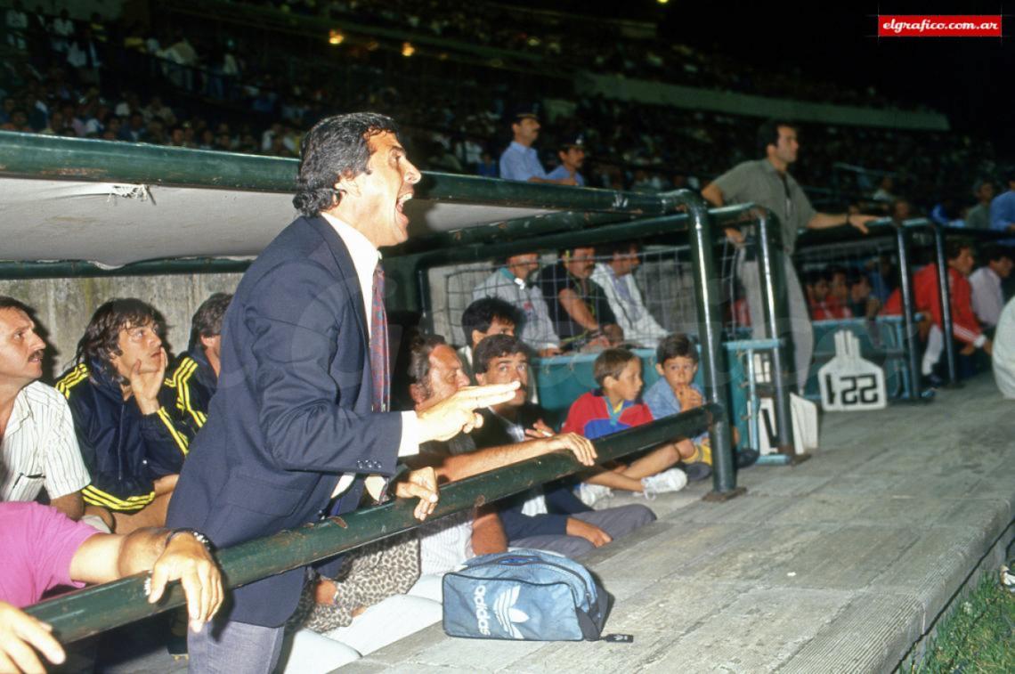 Imagen El Maestro Tabárez en su debut en el banco de Boca el 22 de enero de 1991.