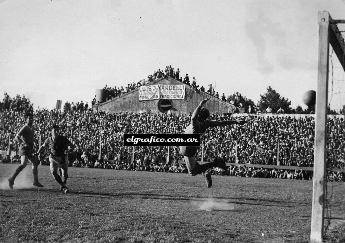 Imagen Impecable cabezazo de René Pontoni tras centro de Zubieta. Fue el segundo gol de San Lorenzo frente a Ferro a quien venció 3-1 en la última fecha del campeonato 1946. Foto: Poliznetti.