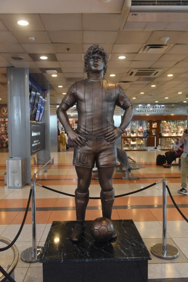 Imagen La estatua de Maradona en la terminal de Ezeiza 