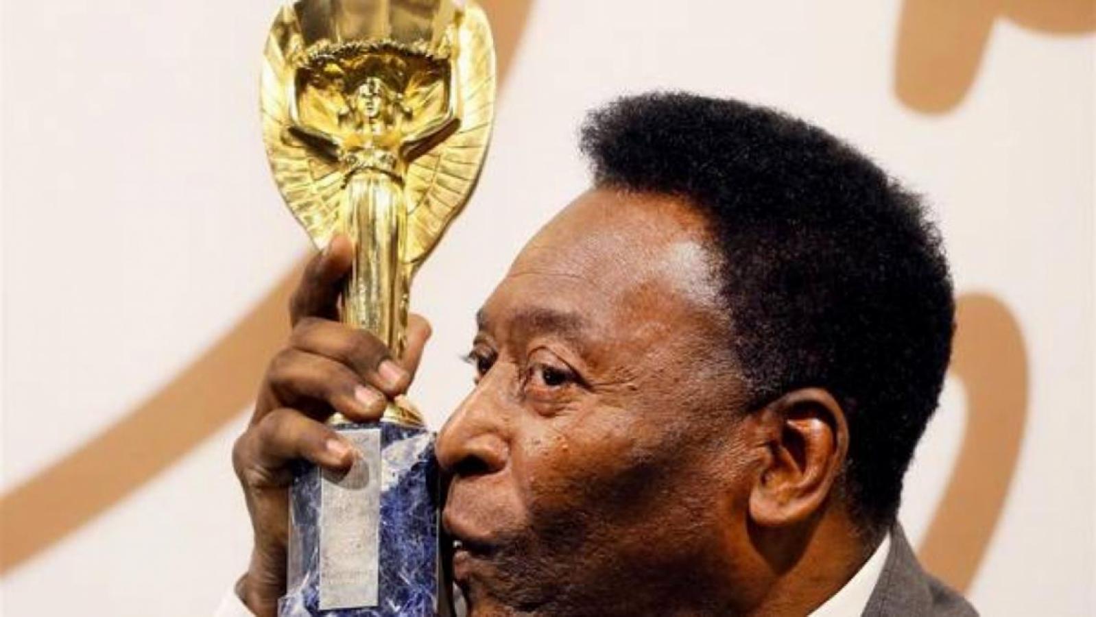 Imagen Pele, con la replica de la copa Jules Rimet, que subastó en 2016 para ayudar a un Hospital en Curitibavendio