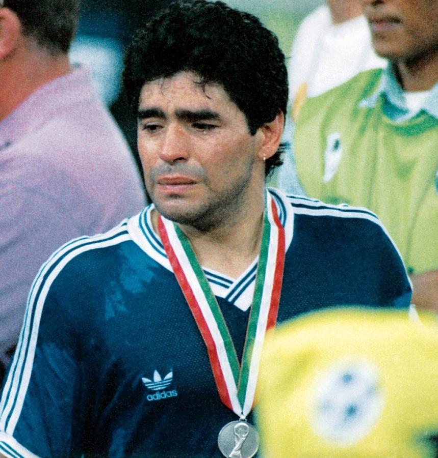 Imagen El llanto del capitán en la entrega de premios de Italia 90. Con él, lloramos millones de argentinos.