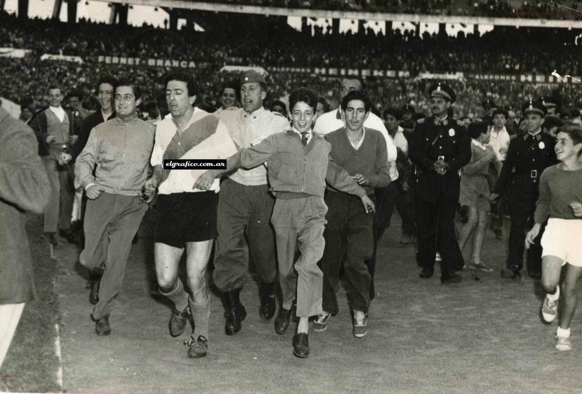 Imagen 1957. La última vuelta olímpica como jugador. Tenía 38 años. 