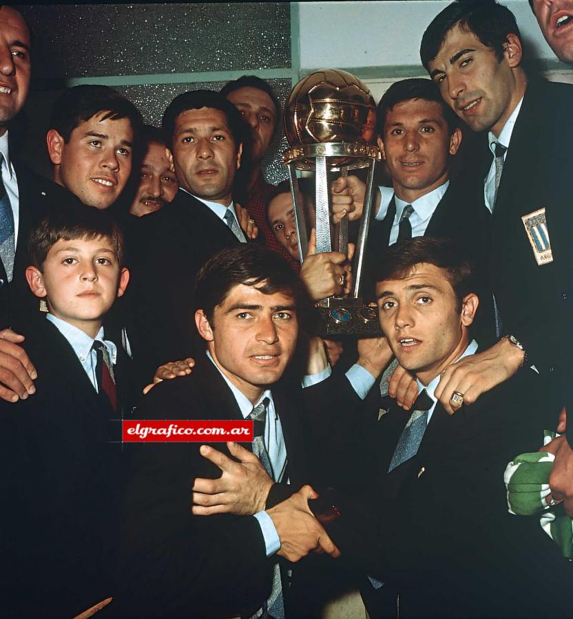 Imagen La alegría con la Copa Intercontinental. Racing fue el primer equipo argentino en ser campeón del mundo.