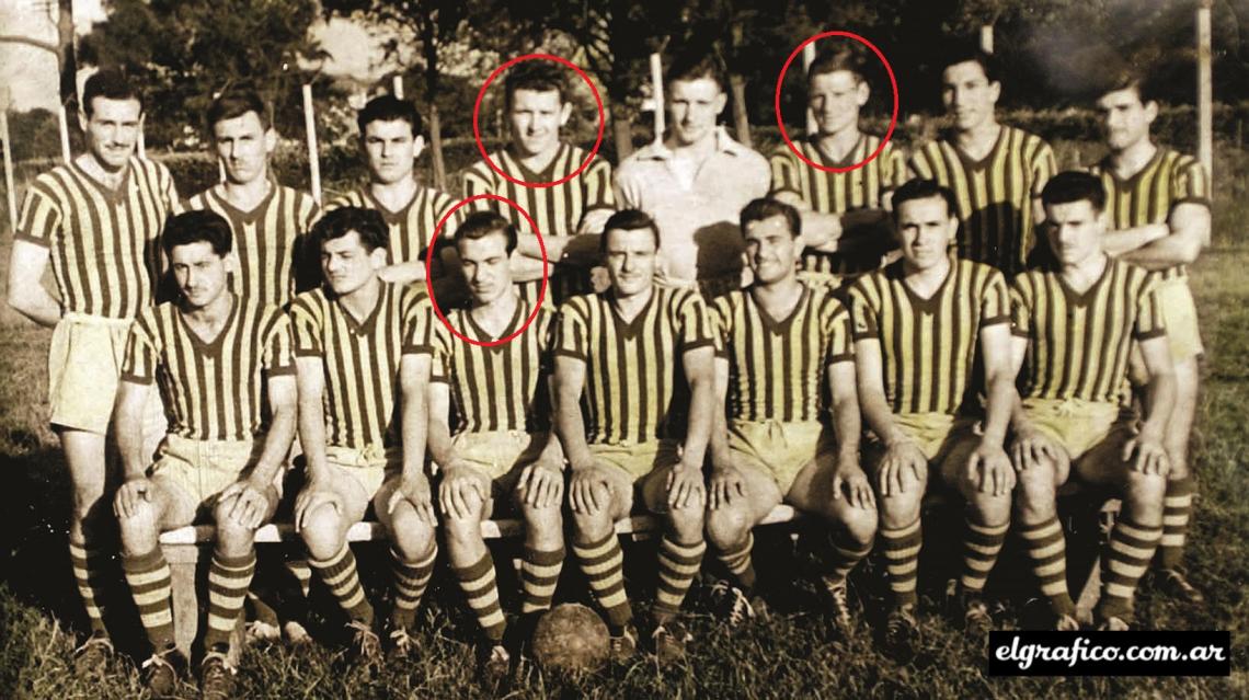 Imagen Con la original camiseta de Arsenal de Llavallol, a bastones marrones y amarillos, un equipo de 1955. Marcados, valores del fútbol argentino, desde la izquierda: El Polaco Cap, Schiro y Angelillo (abajo).