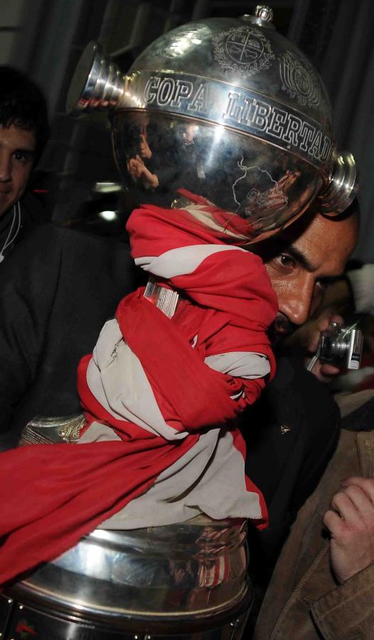 Imagen ¡Piedra libre "Bruja"! Veŕón abraza la Copa como alguna vez lo hizo su padre. Foto Federico Lopez Claro. 