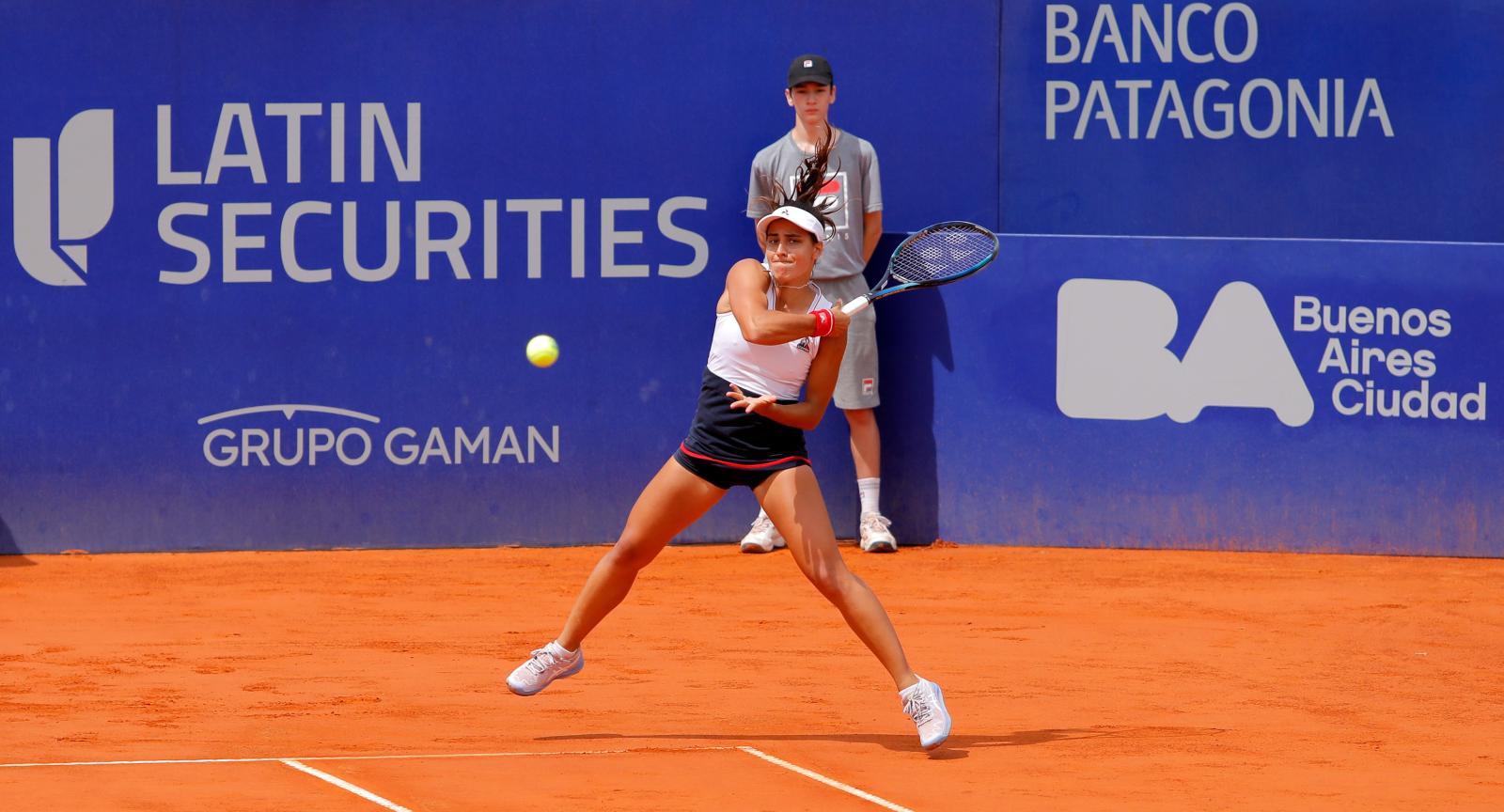 Imagen Lourdes Carle en acción en el Buenos Aires Lawn Tennis Club. Foto: Argentina Open