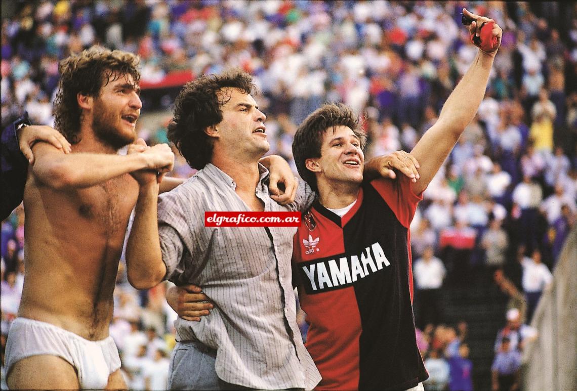 Imagen Marcelo Bielsa festeja su primera alegría como DT. La consagración en el Apertura 90, que le dio la chance de llegar a la definición con Boca.