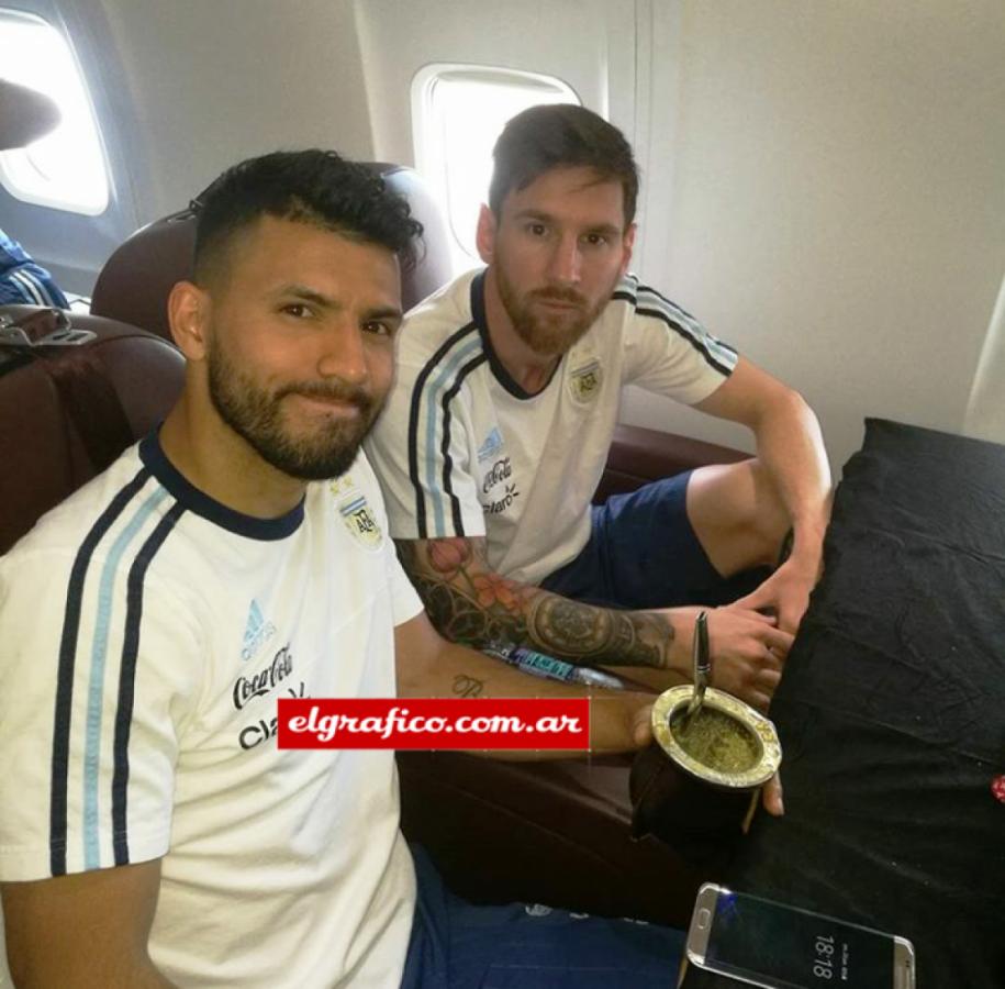 Imagen 2016. Compañeros y amigos, Agüero y Messi, comparten unos amargos en vuelo.