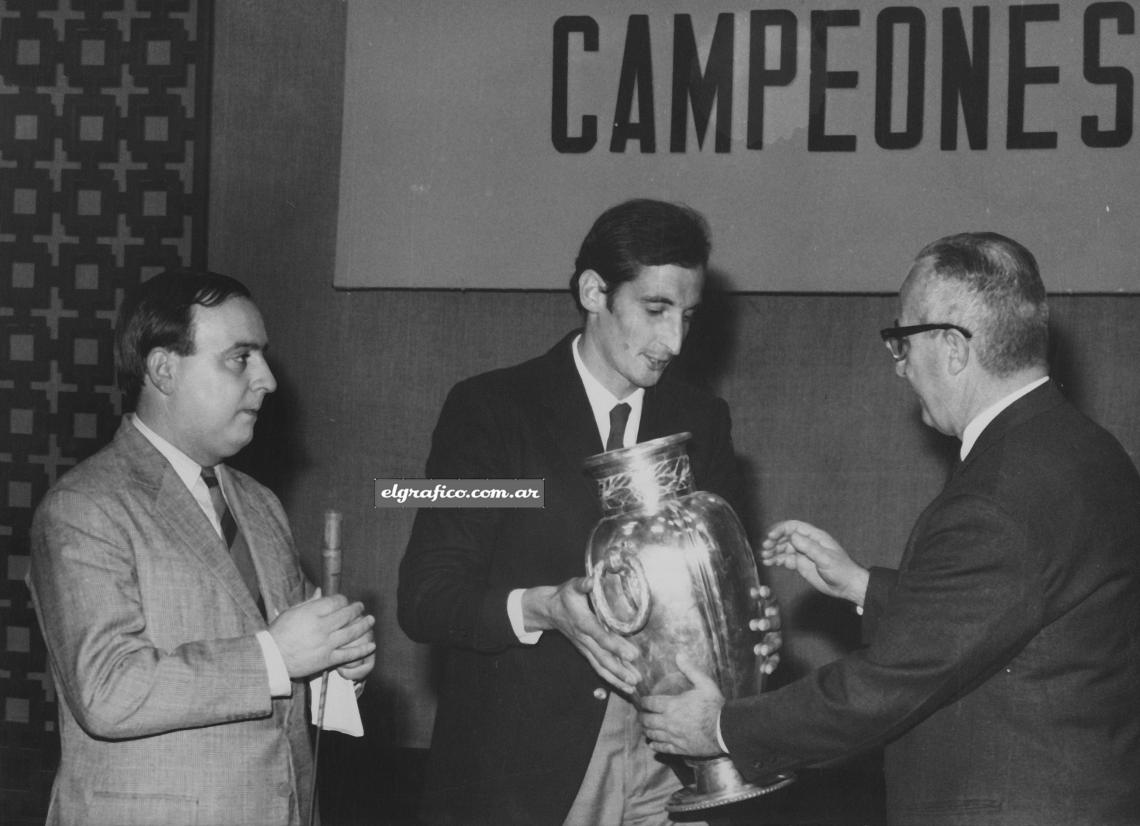 Imagen Fruet recibe el trofeo del Campeonato Argentino 1969 de manos del Dr Castelli (presidente de la Asociacion Bahiense) Nestor Francisco Radivoy