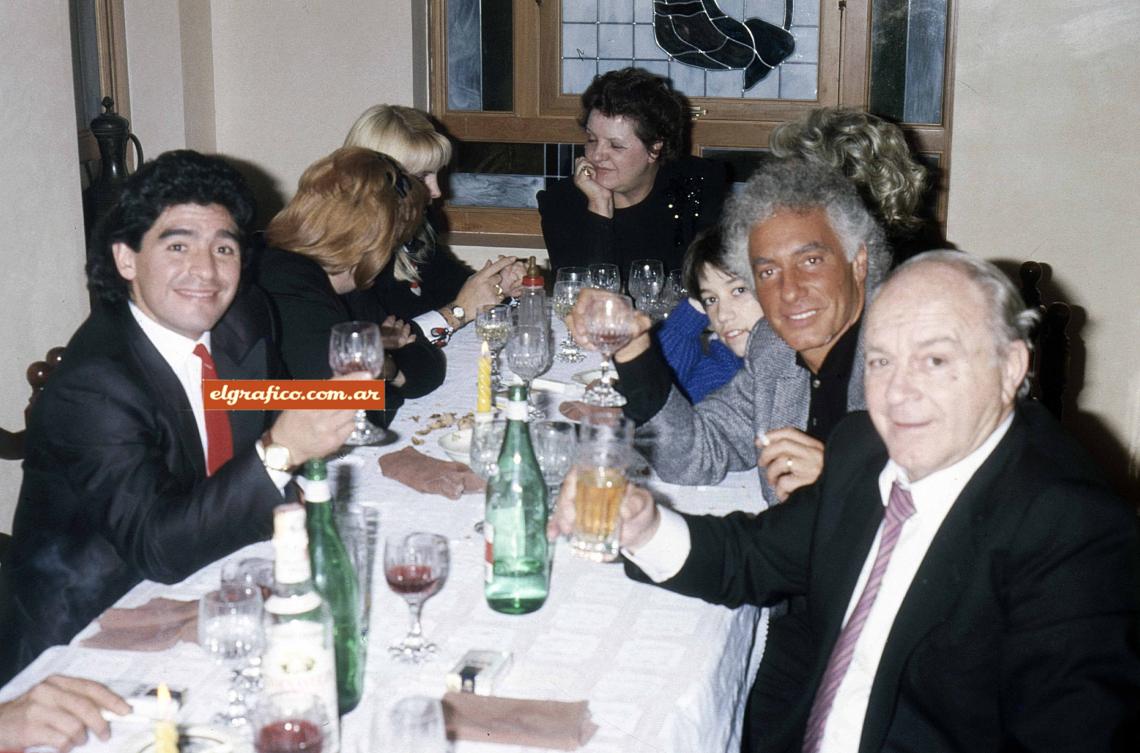 Imagen La cena que se prolongó hasta la madrugada en Nápoles y el brindis junto a Guillermo Cóppola. Una noche inolvidable para ambos el fútbol argentino.