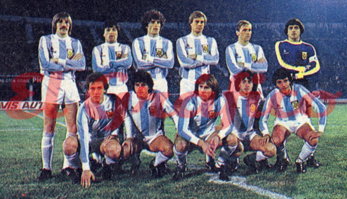 Imagen La primera formación de Bilardo, con "Pato" Fillol como capitán. Abajo los goleadores de la noche, Gareca y Alonso. 