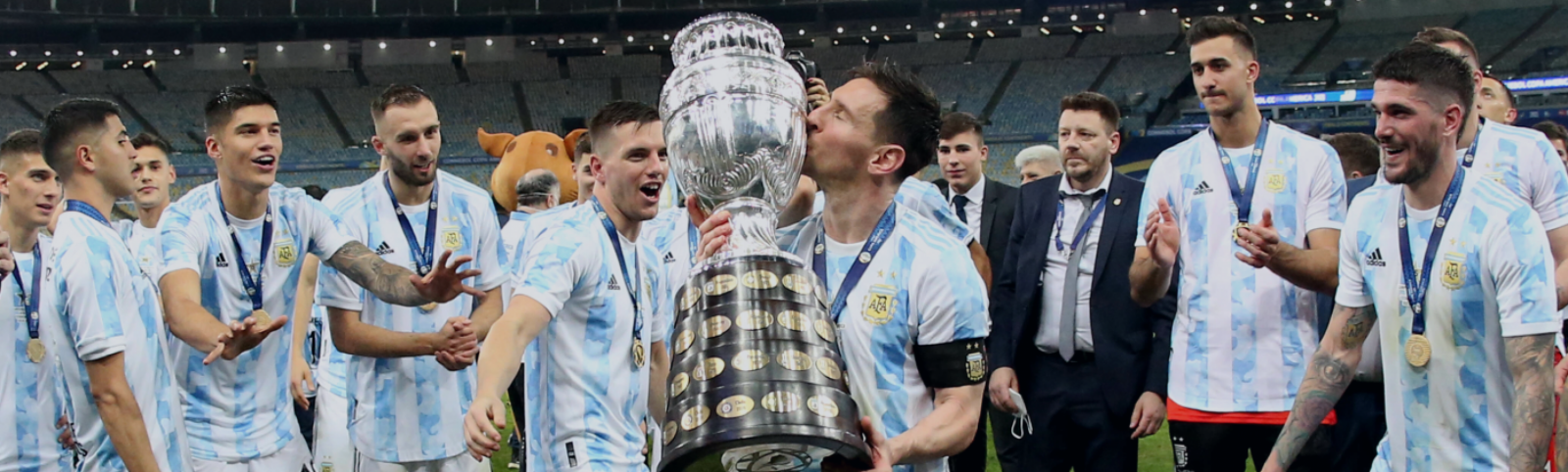 Imagen Messi besa la Copa y la gloria, el título tan buscado llegó al fin.