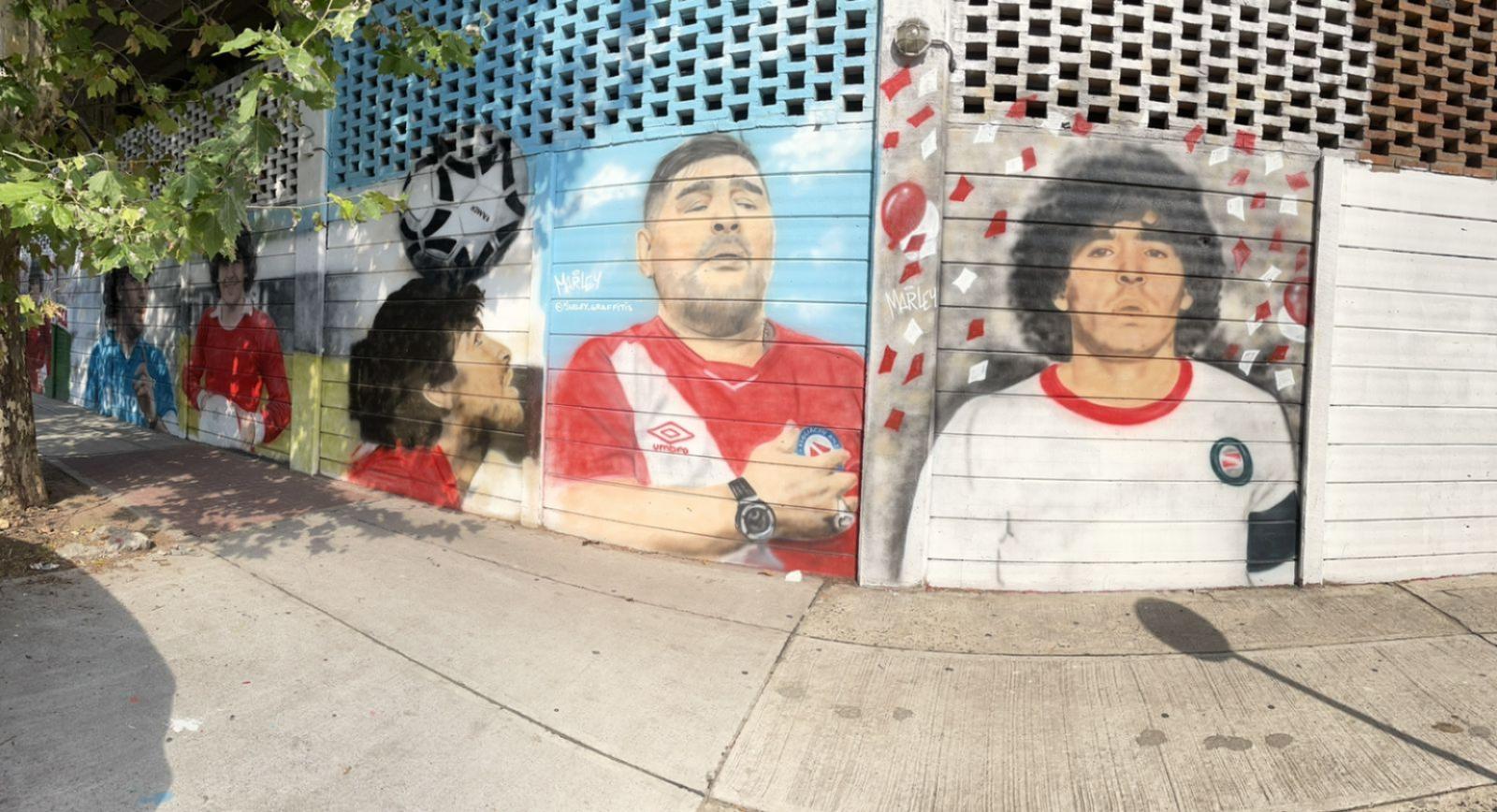 Imagen Murales en homenaje a Maradona en los alrededores del estadio que lleva su nombre en La Paternal