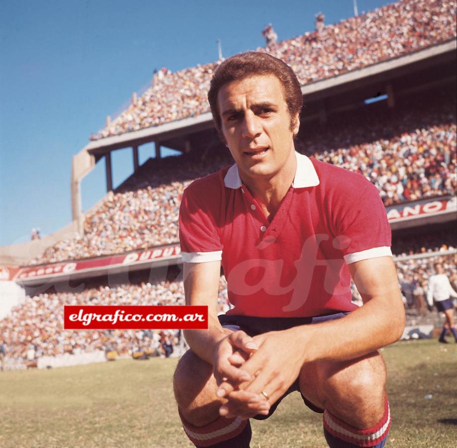 Imagen Llego al Rojo desde Racing en 1966 y estuvo hasta el 72. Jugó 184 partidos, metió 32 goles y ganó tres torneos locales y una Libertadores.