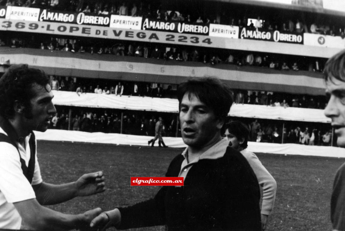 Imagen El reconocimiento de Carlitos Bianchi, después del partido, el mismo goleador que le había marcado a Amadeo el día del record del arquero Millonario.