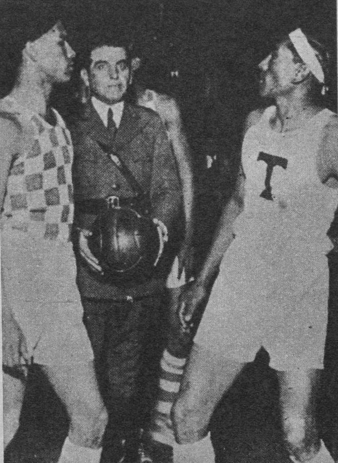Imagen Tiempos de antes. 1931, en Córdoba, cuando se jugó por primera vez fuera de la Capital. Chilecito contra Tucumán. La boina contra la vincha...
