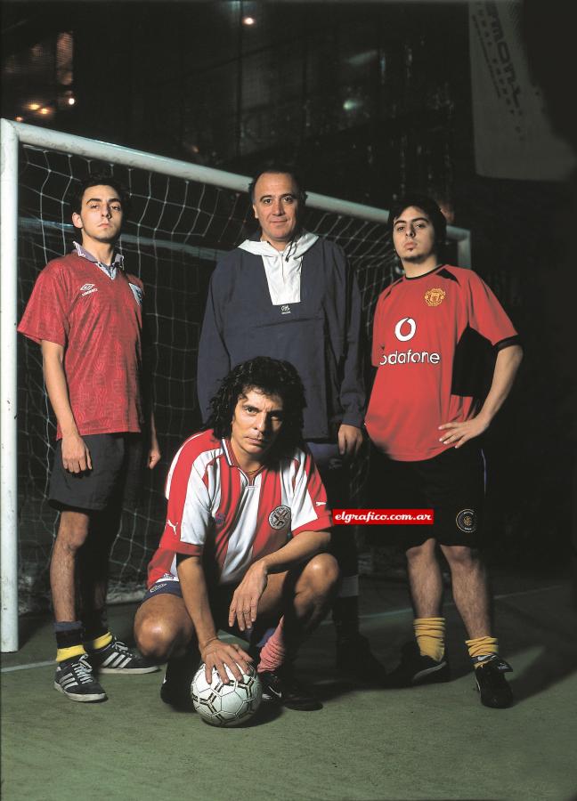 Imagen En pose. Con sus hijos Alejandro y Martín. Al medio, Stronatti. Dolina y la camiseta de Paraguay.