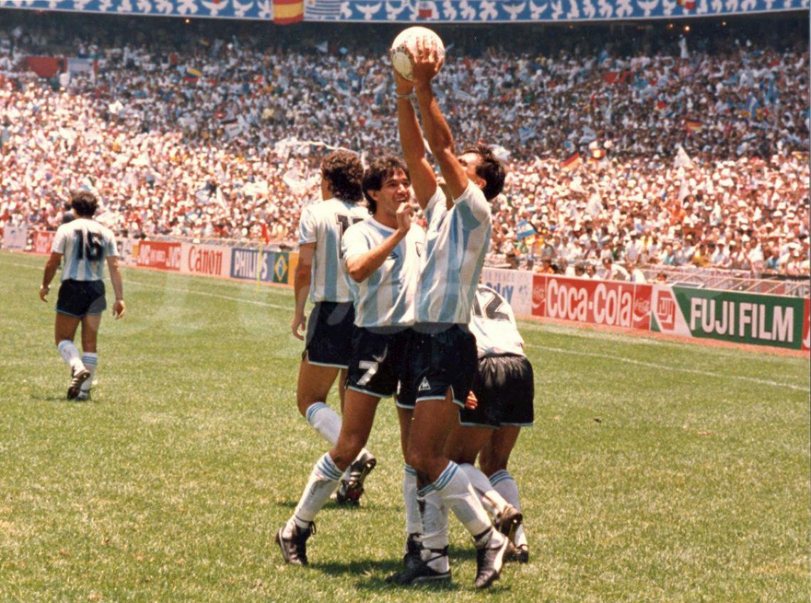 Imagen La pelota al cielo. José Luis Brown abrió el marcador en la final de México 86.