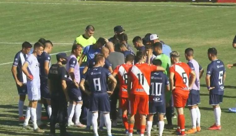 Imagen de Escándalo en el ascenso: Se suspendió Deportivo Maipú - Tristán Suárez