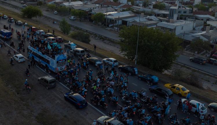Imagen de Belgrano: caravana y festejos interminables tras lograr el ascenso