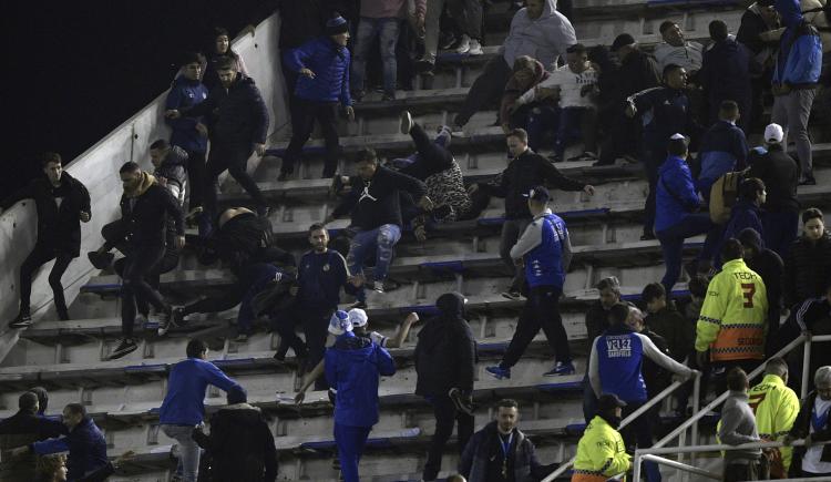 Imagen de Graves incidentes entre hinchas de Vélez y Talleres en Liniers