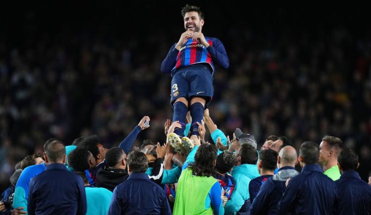 Imagen de Piqué se despidió del Barcelona, que ganó y quedó puntero