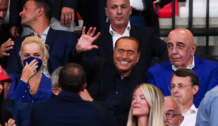 Imagen de La lamentable motivación de Silvio Berlusconi: "Si ganamos llevo un micro repleto de prostitutas"