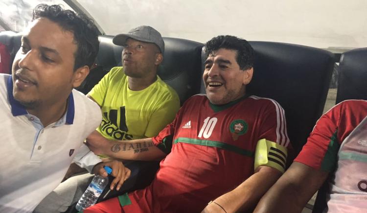 Imagen de Diego Maradona, aclamado en Marruecos y rodeado de figuras
