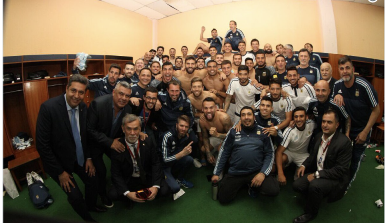 Imagen de La foto del vestuario argentino: dirigentes, cuerpo técnico y jugadores