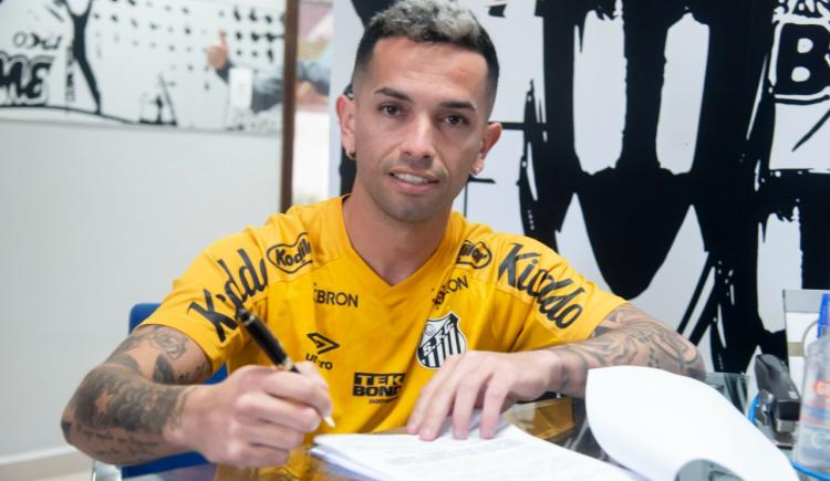 Imagen de Carabajal firmó contrato con Santos