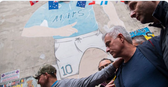Imagen de Mourinho rindió tributo a Diego Maradona en Nápoles