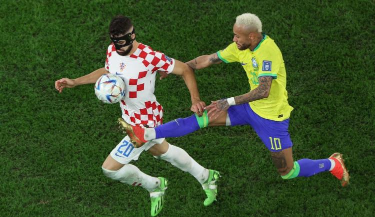 Imagen de ¿Por qué el mejor defensor de Croacia juega con máscara?