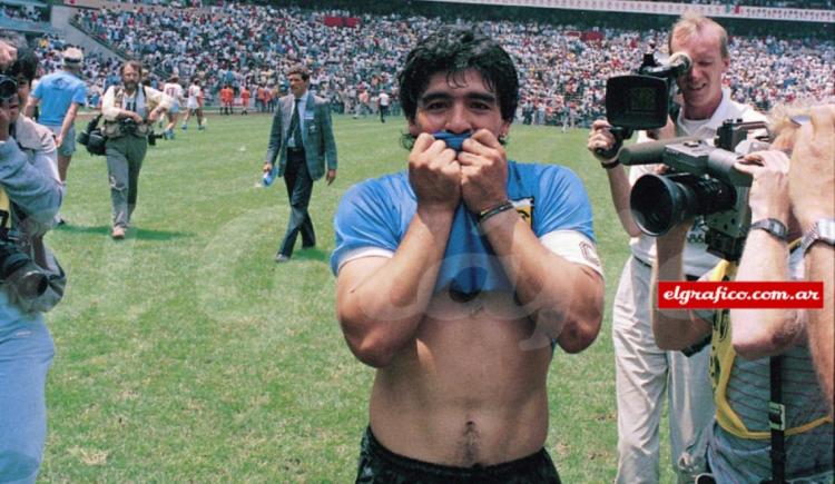 Imagen de Se subastó la camiseta que Maradona usó frente a Inglaterra
